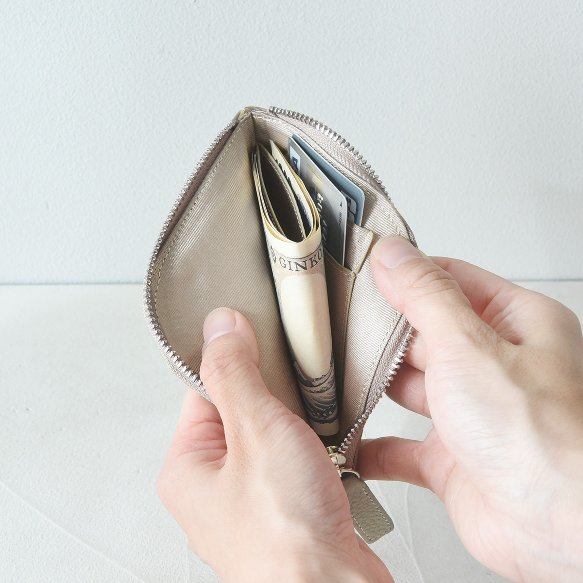 春のお財布決～めた！ミニマル派スタッフのハートを掴んだ、わずか8mmの新作はこれ