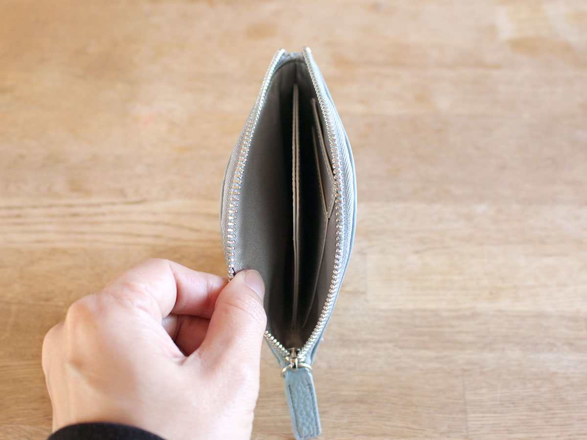 薄くても機能的。「イザという時の現金」のための、ミニマリストなミニ財布
