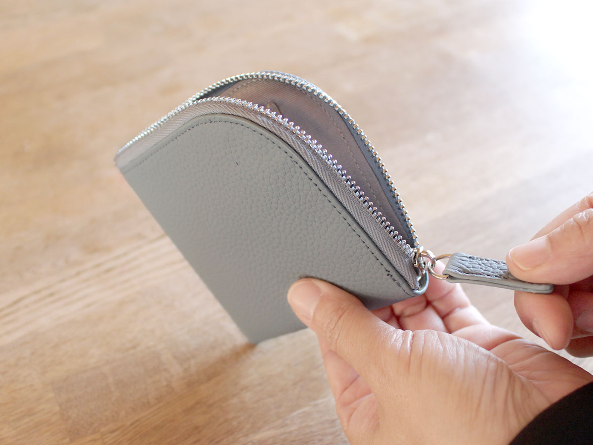 薄くても機能的。「イザという時の現金」のための、ミニマリストなミニ財布