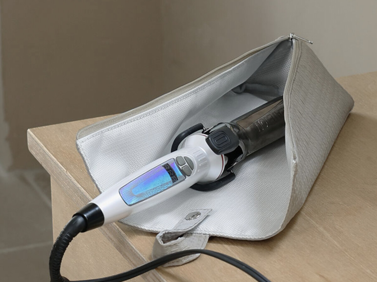 『バタバタの朝・散らかる洗面所』を卒業したい方へ。スタッフの太鼓判、耐熱300℃ヘアアイロンポーチを！