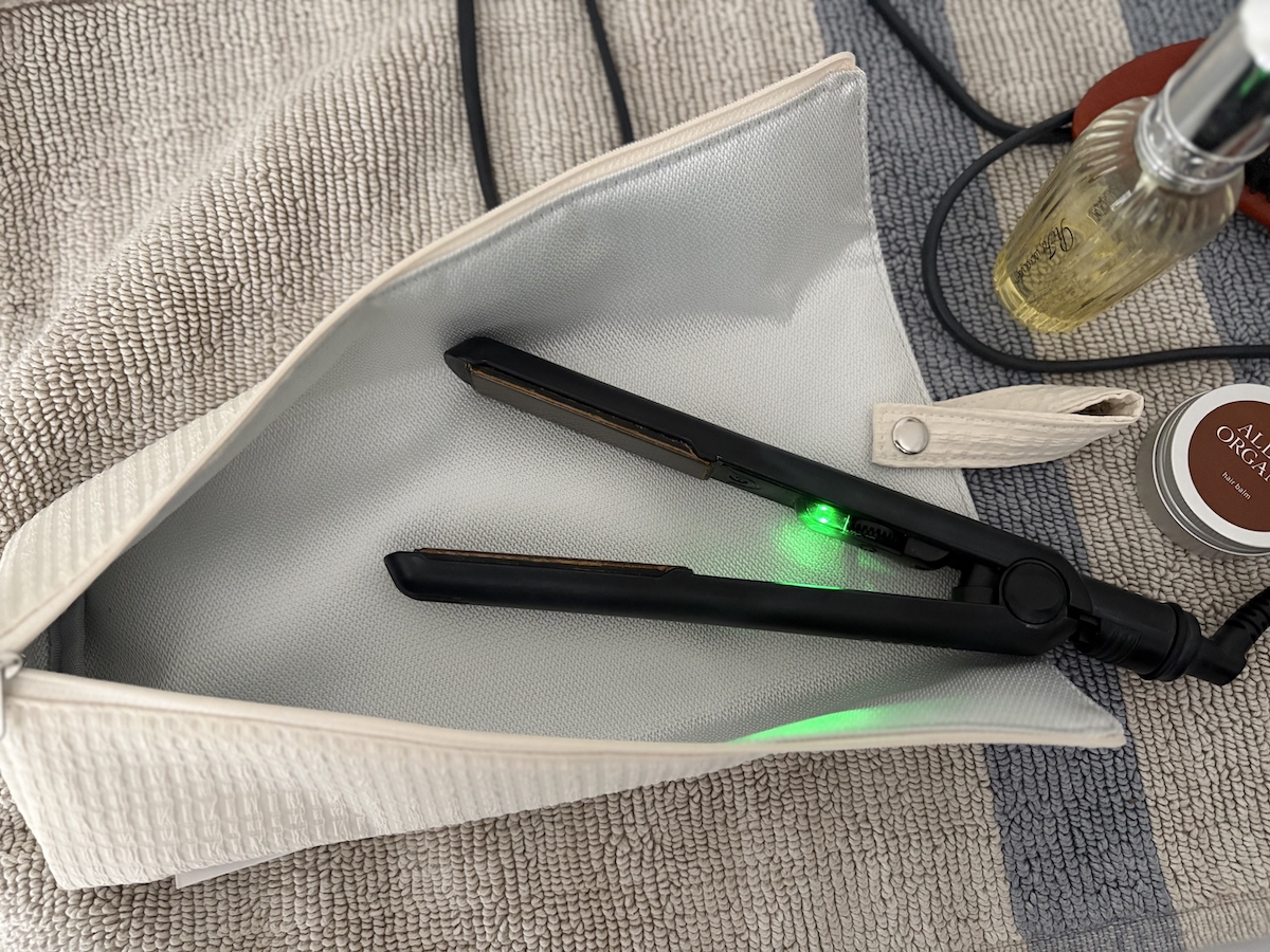 『バタバタの朝・散らかる洗面所』を卒業したい方へ。スタッフの太鼓判、耐熱300℃ヘアアイロンポーチを！