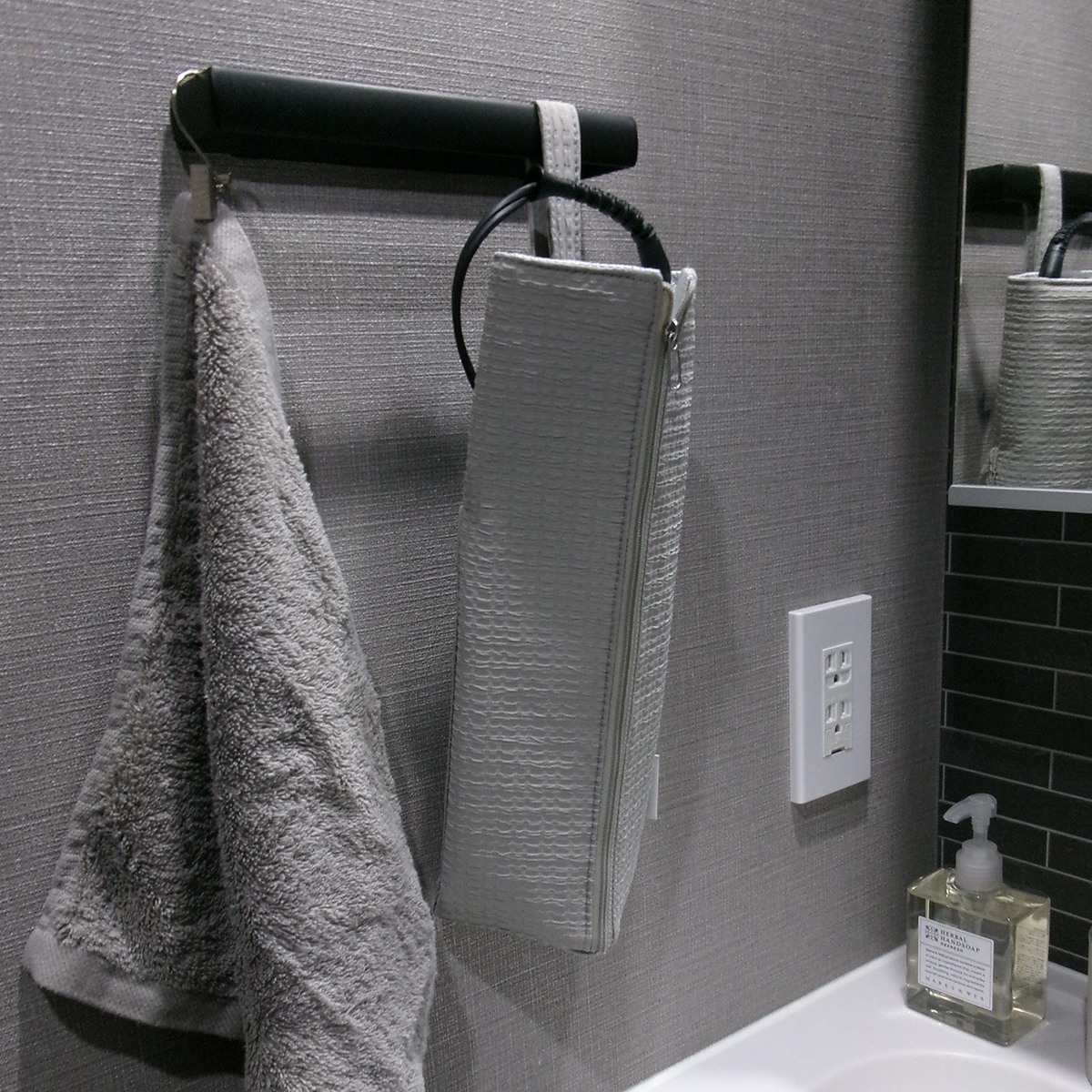 『バタバタの朝・散らかる洗面所』を卒業したい方へ。スタッフの太鼓判、耐熱300℃ヘアアイロンポーチを！