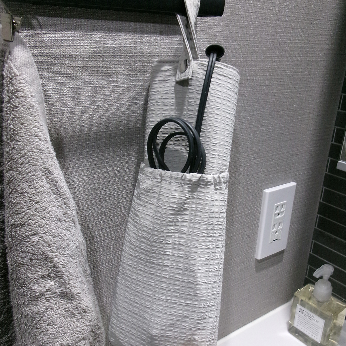 『バタバタの朝・散らかる洗面所』を卒業したい方へ。スタッフの太鼓判、耐熱300℃ヘアアイロンポーチを！