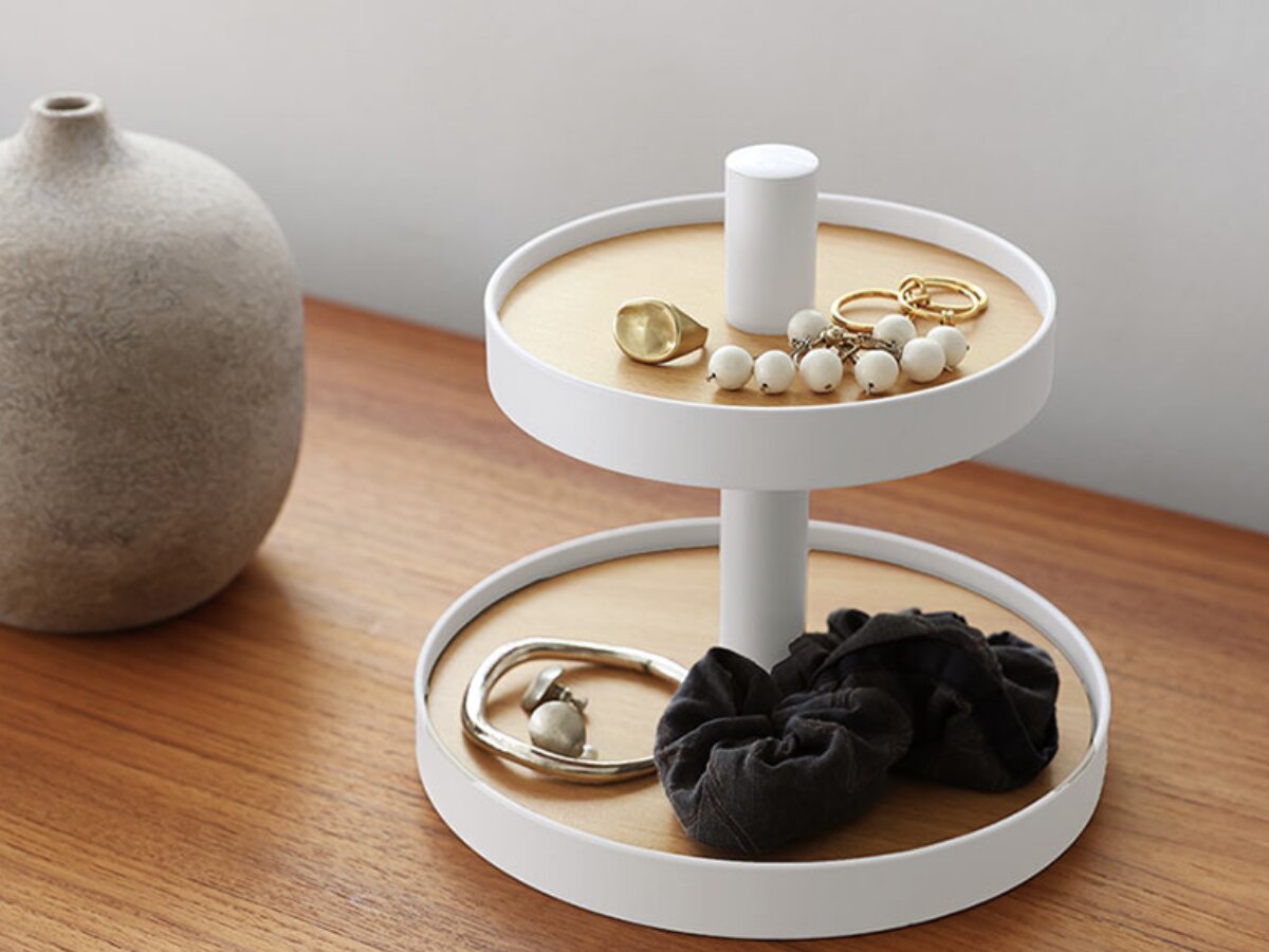 お店のディスプレイ術をサラッと再現！飾れる2段ツリーで、スタッフの「大好きなもの」に特等席を。