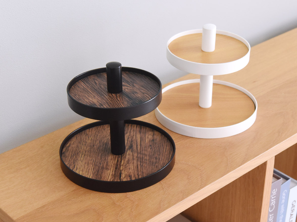 お店のディスプレイ術をサラッと再現！飾れる2段ツリーで、スタッフの「大好きなもの」に特等席を。