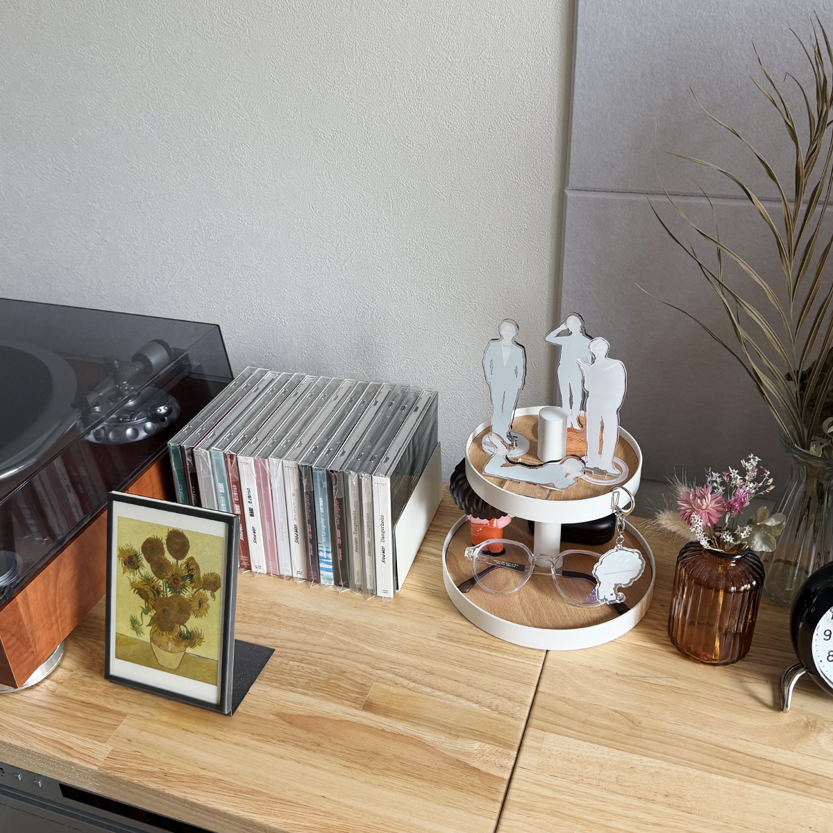 お店のディスプレイ術をサラッと再現！飾れる2段ツリーで、スタッフの「大好きなもの」に特等席を。