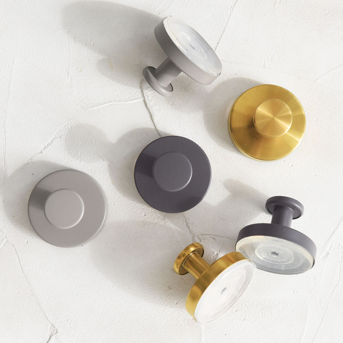 お家のあちこちピタッ。スタッフ宅で使ってみた、SNSでも話題の強力吸盤「真空フック」