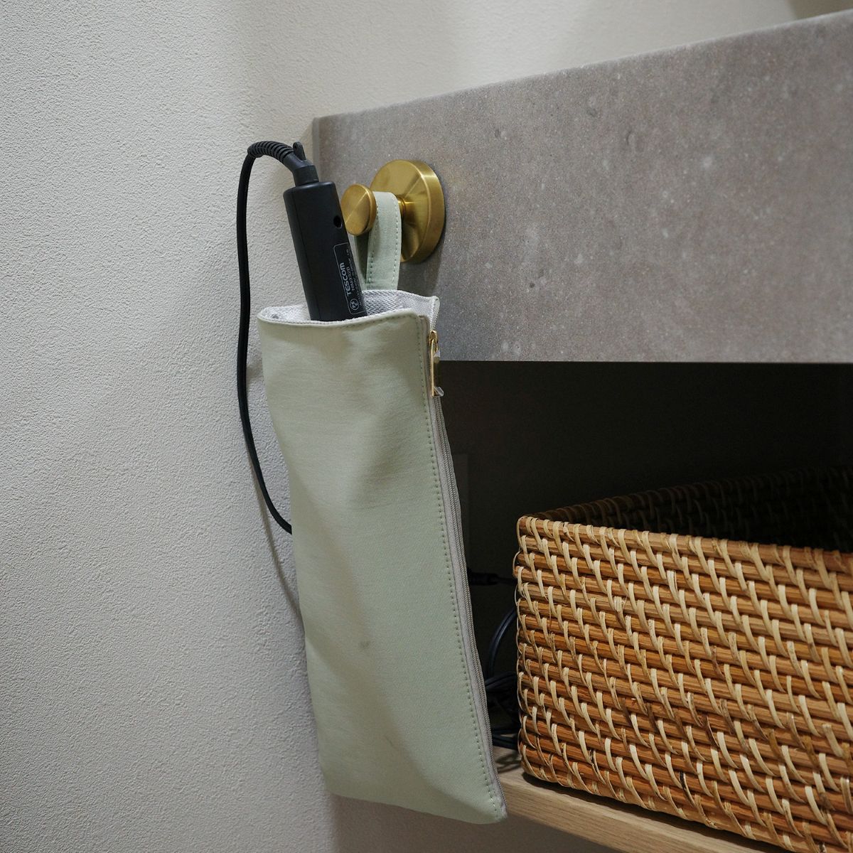 お家のあちこちピタッ。スタッフ宅で使ってみた、SNSでも話題の強力吸盤「真空フック」