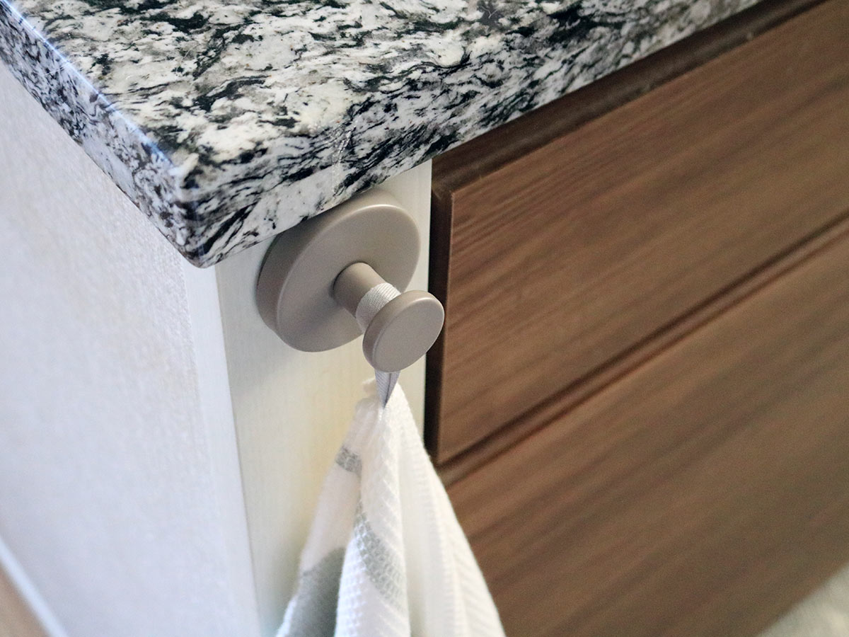 お家のあちこちピタッ。スタッフ宅で使ってみた、SNSでも話題の強力吸盤「真空フック」