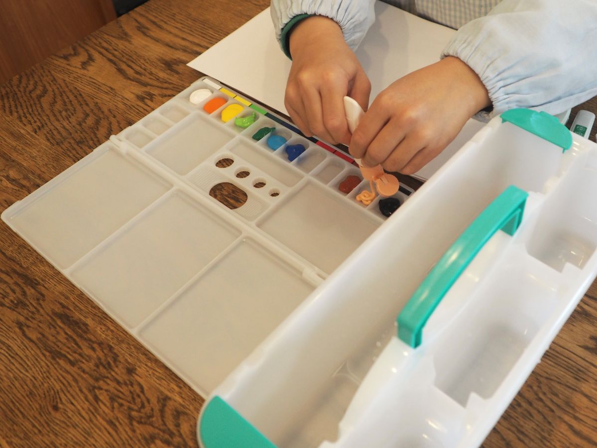 届いたその日からすぐ使える！シンプルで高学年まで使える「絵の具セット」