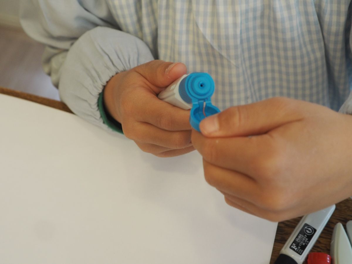 届いたその日からすぐ使える！シンプルで高学年まで使える「絵の具セット」