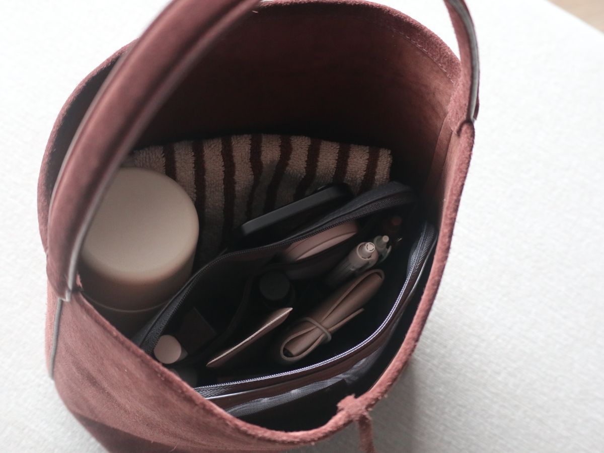 お家から外へ、どこでもワープ！スリムなのにたっぷり大容量の『旅するポーチ』スタッフはどう使う？