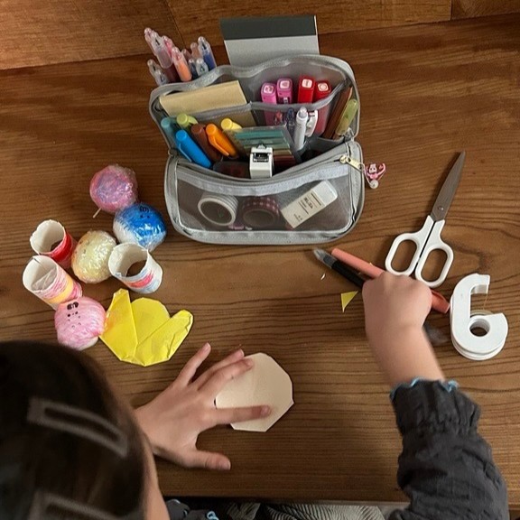 お家から外へ、どこでもワープ！スリムなのにたっぷり大容量の『旅するポーチ』スタッフはどう使う？