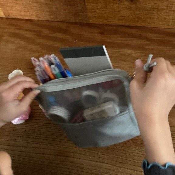 お家から外へ、どこでもワープ！スリムなのにたっぷり大容量の『旅するポーチ』スタッフはどう使う？