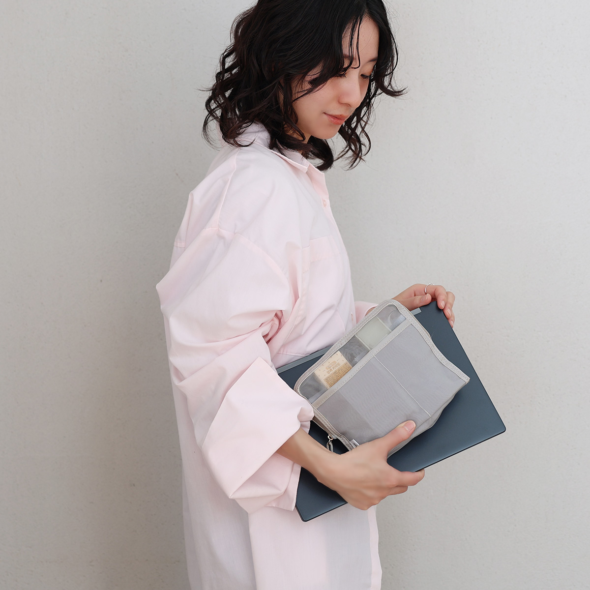 お家から外へ、どこでもワープ！スリムなのにたっぷり大容量の『旅するポーチ』スタッフはどう使う？