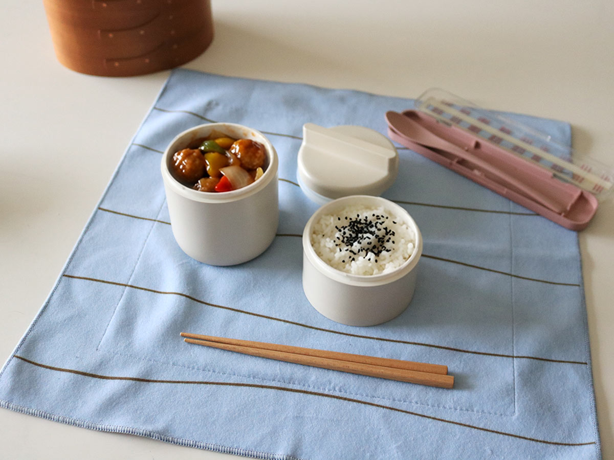 通学弁当も学童弁当も◎ピタッと包める保冷クロスで『お弁当準備ラクちん化』にスタッフが挑戦！