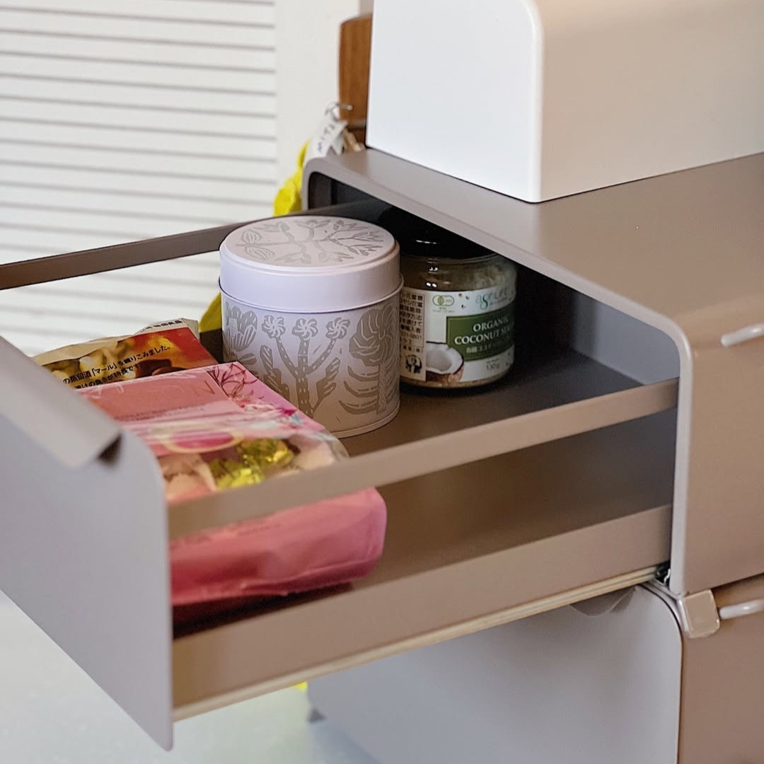 新色グレージュ登場の「理想のブレッドケース」。インスタグラマーさんもキッチン収納をカスタム中！