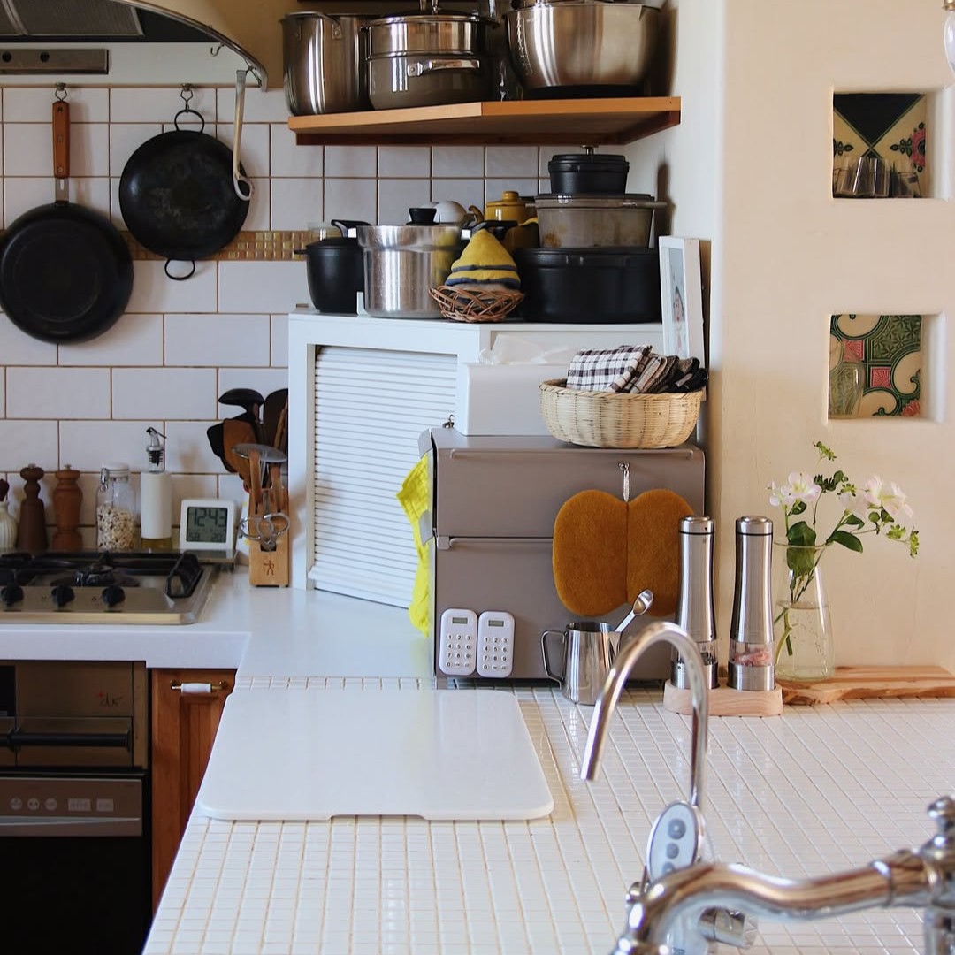 新色グレージュ登場の「理想のブレッドケース」。インスタグラマーさんもキッチン収納をカスタム中！