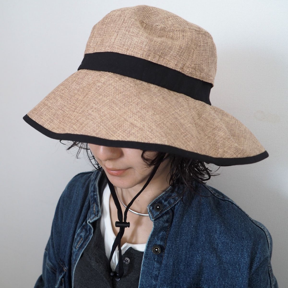毎日使いにちょうどいい。首後ろまでカバーできる「ジュート風ハット」
