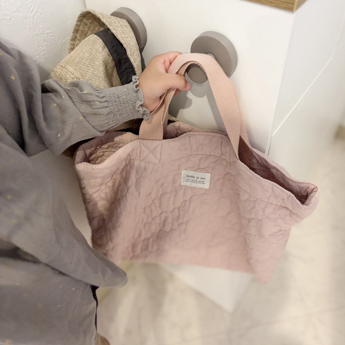 見た目はクール、機能はガッチリ！強力吸盤の「真空フック」をスタッフ宅で使ってみた【第二弾】