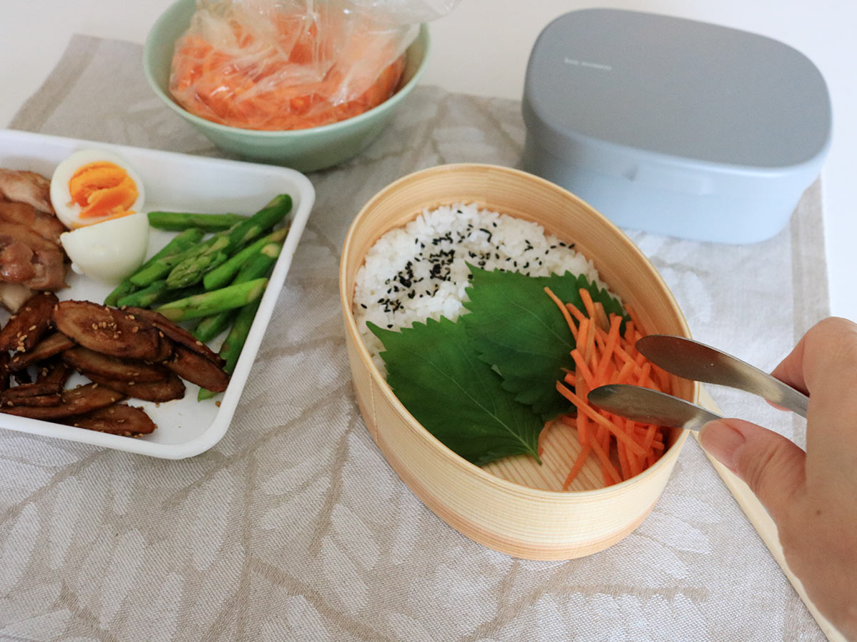 600mlの小判型、ゆったり詰められて食洗機も可能な「曲げわっぱ弁当」で、暑い季節も安心＆美味しく