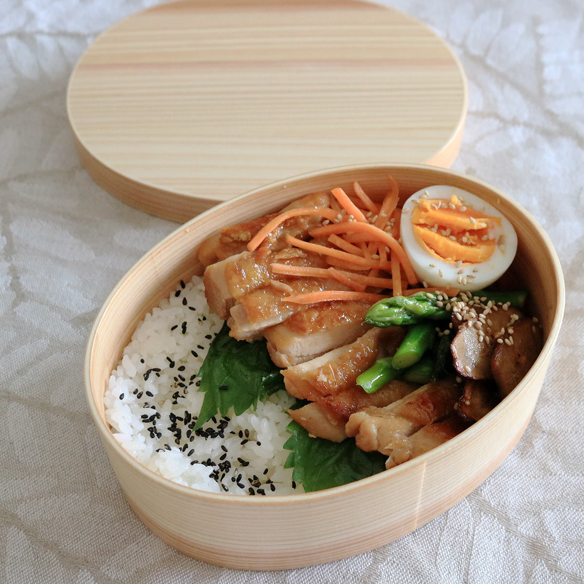 600mlの小判型、ゆったり詰められて食洗機も可能な「曲げわっぱ弁当」で、暑い季節も安心＆美味しく