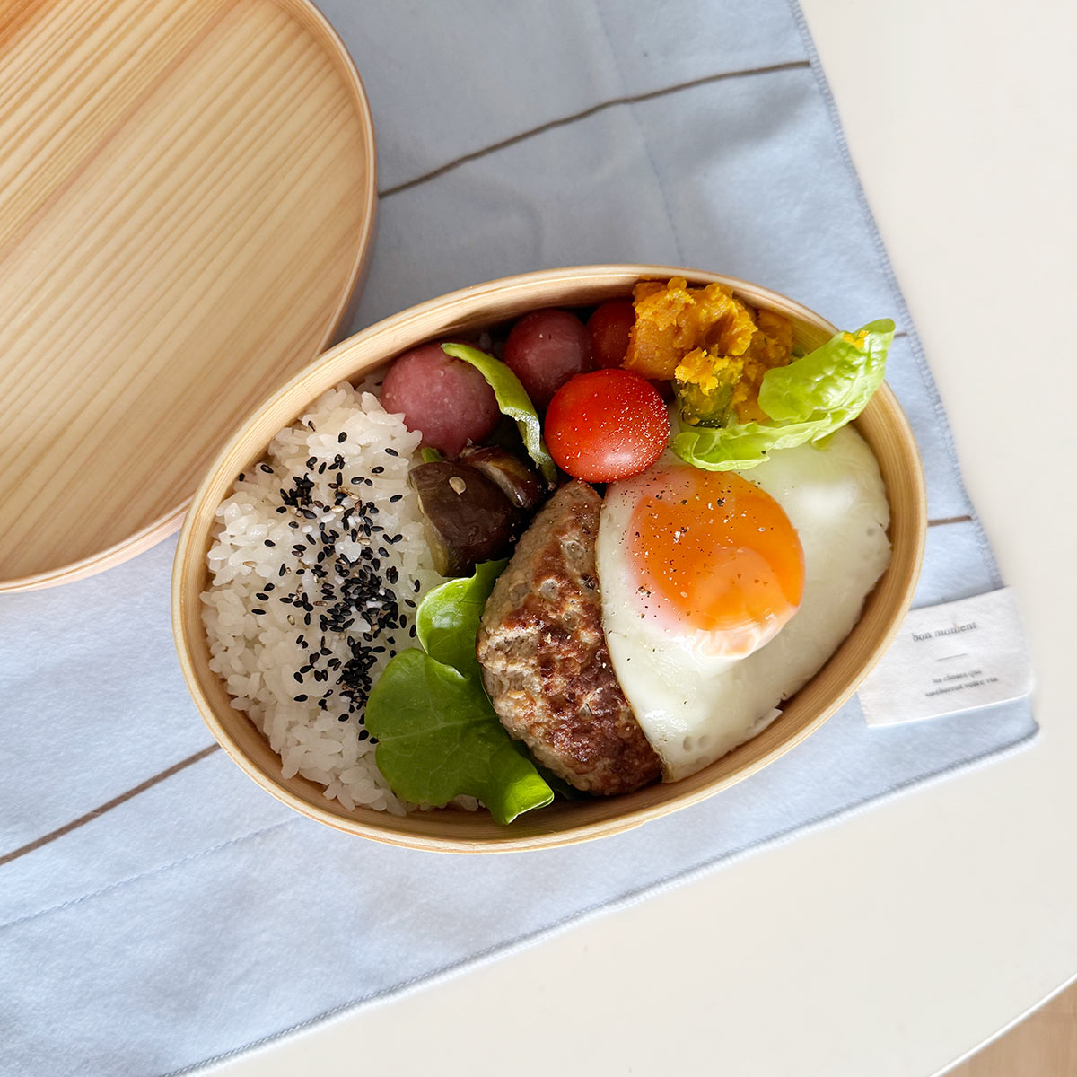 600mlの小判型、ゆったり詰められて食洗機も可能な「曲げわっぱ弁当」で、暑い季節も安心＆美味しく