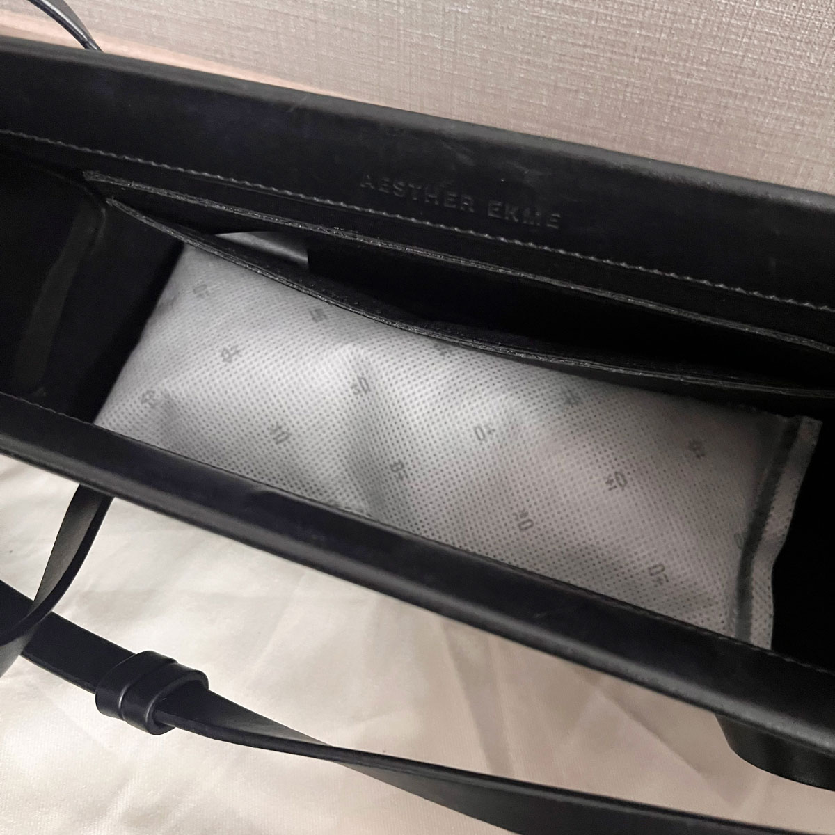 【スタッフが実践！】置くだけで湿気コントロールする『調湿炭』を靴とバッグで使ってみました