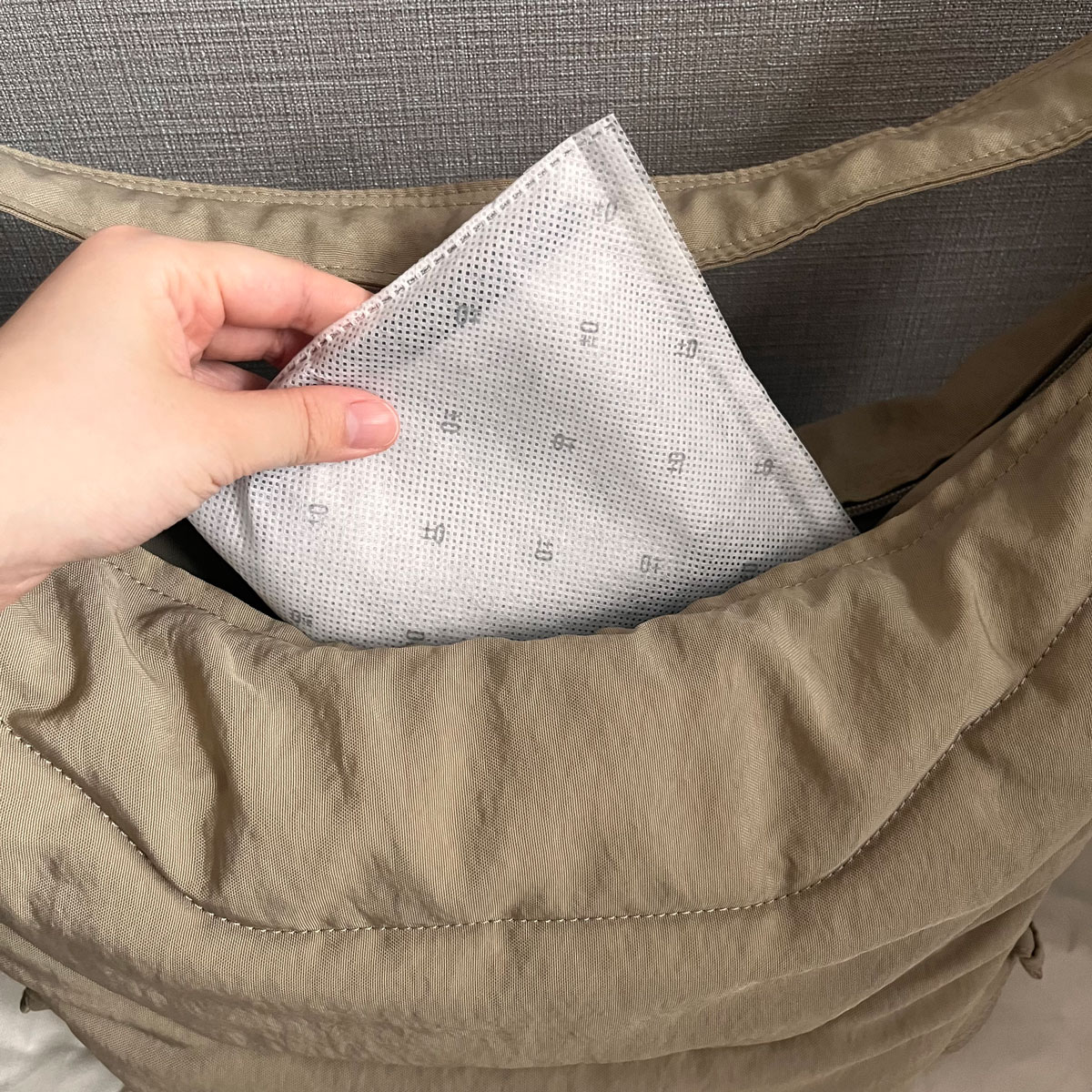 【スタッフが実践！】置くだけで湿気コントロールする『調湿炭』を靴とバッグで使ってみました