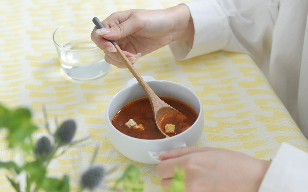 1本添えるだけで「あたたかな食卓」。マネしたい、インスタグラマーさんの“木のカトラリーのある暮らし”