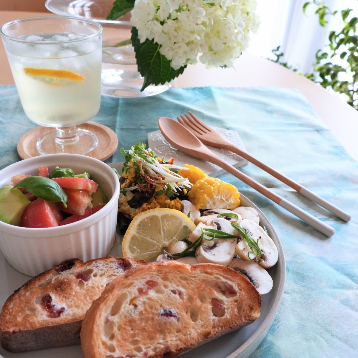 1本添えるだけで「あたたかな食卓」。マネしたい、インスタグラマーさんの“木のカトラリーのある暮らし”