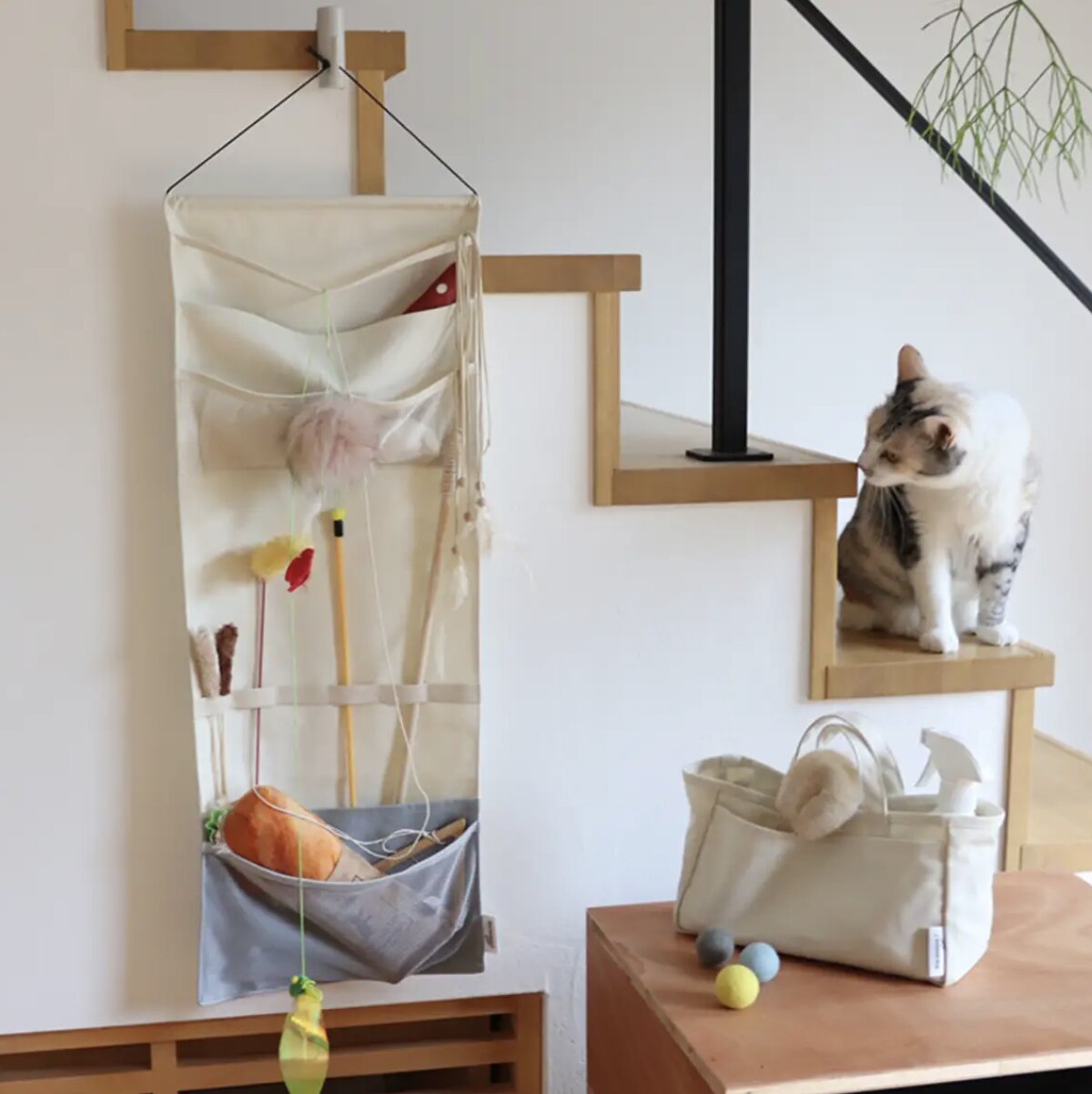 収納しづらい“猫じゃらし”のごちゃつきは専用収納で解決！愛猫家インスタグラマーさんの「おもちゃ」＆「ケアグッズ」収納術